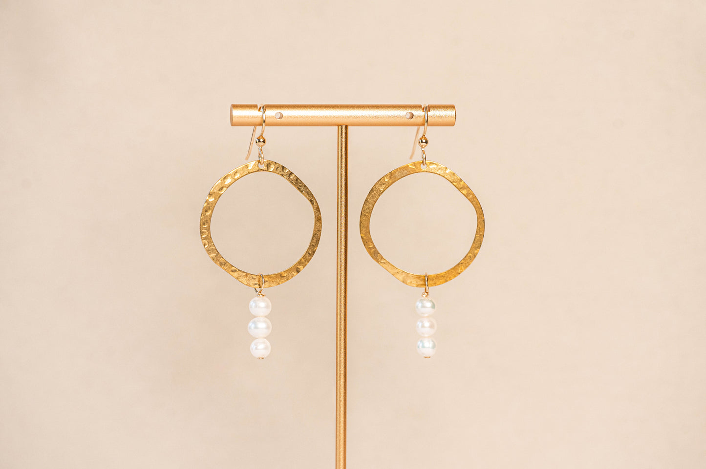 Earrings Freshwater Pearl Hammered Brass Circle