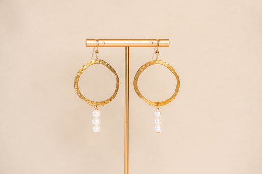 Earrings Freshwater Pearl Hammered Brass Circle